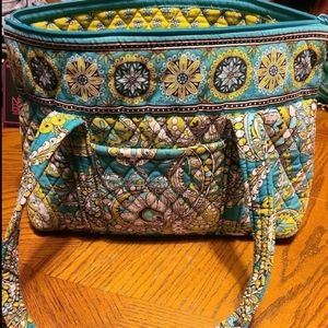 Vera bradley shoulder or tote bag Zippered closure on top 6 pockets inside